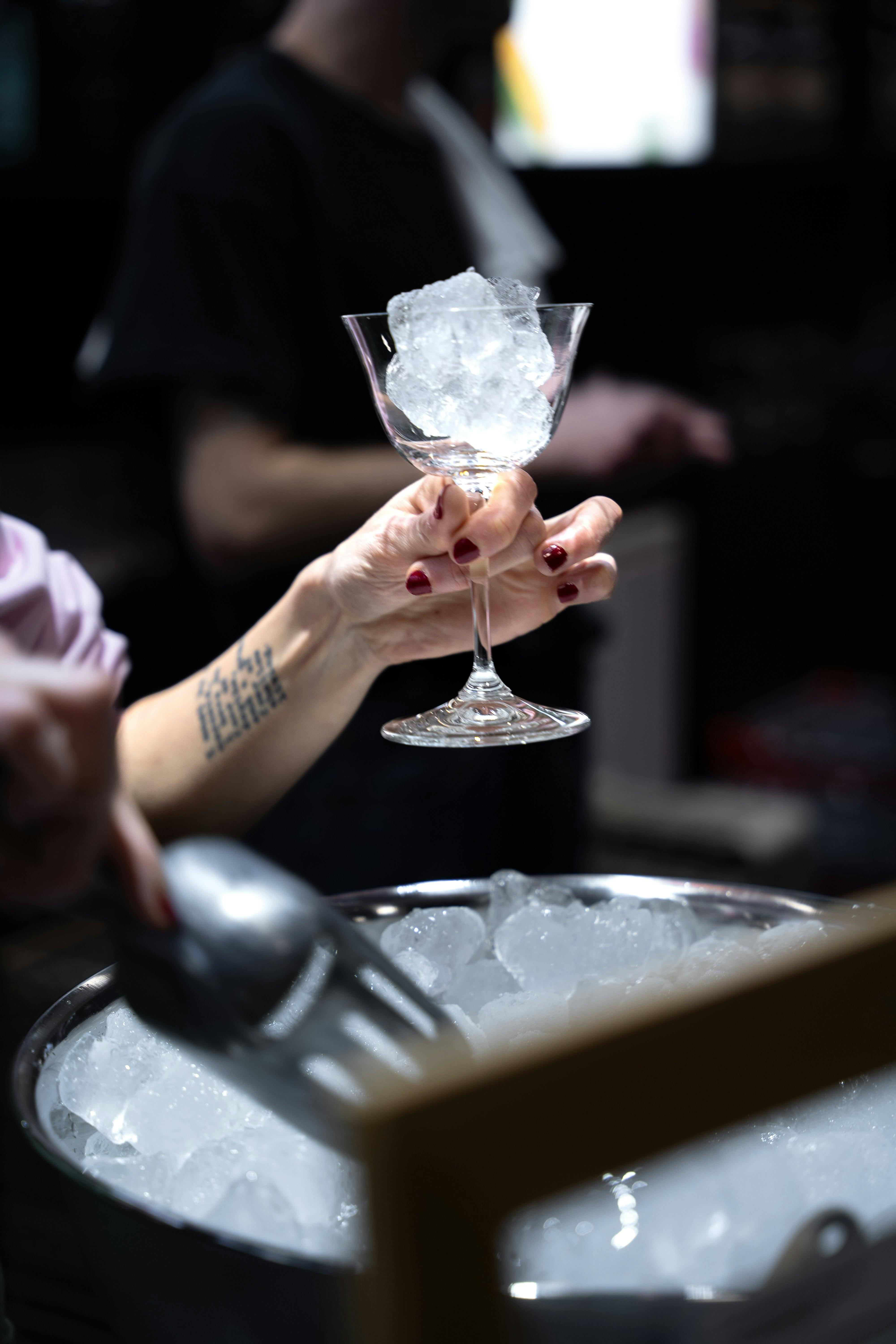Bartender con hielo